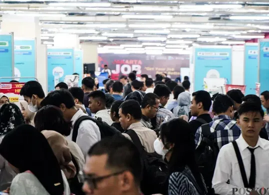 Sejumlah calon tenaga kerja mengunjungi stan salah satu perusahaan di Jakarta Jobfair, Mall Thamrin City, Tanah Abang, Jakarta, Rabu, 12 Maret 2025. (Sumber: Poskota/Bilal Nugraha Ginanjar)