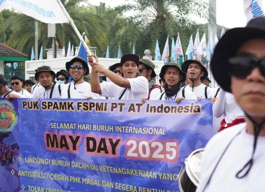 Massa buruh menuntut pemerintah untuk segera sahkan UU Ketenagakerjaan yang baru saat melakukan aksi di Monas, Kamis, 1 Mei 2025 (Sumber: Herdyan Anugah Triguna)
