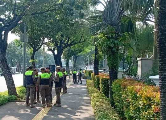 Petugas berjaga dalam kegiatan Hari Buruh atau May Day di kawasan Monas, Jakarta Pusat, Kamis 1 Mei 2025. (Sumber: Dok. Satpol PP)