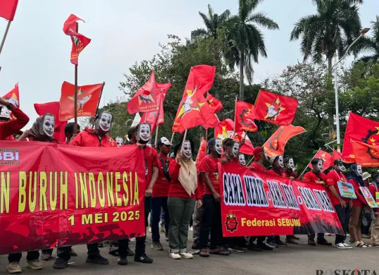 Massa dari Konfederasi Barisan Buruh Indonesia (KBBI) berunjuk rasa pada Hari Buruh atau May Day di kawasan Monas, Jakarta Pusat, Kamis, 1 Mei 2025. (Sumber: Poskota/Pandi Ramedhan)