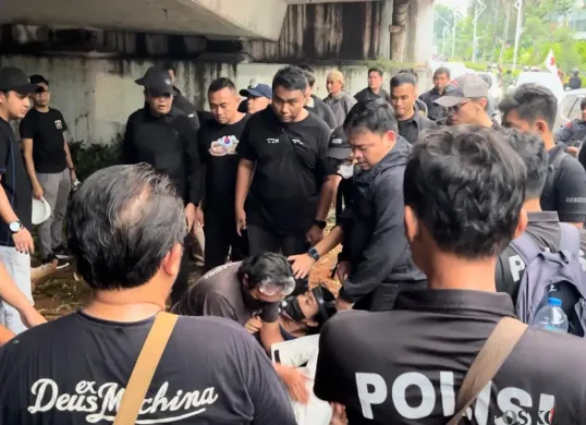Petugas paramedis ditangkap saat unuk rasa buruh peringati May Day di DPR RI, Kamis 1 Mei 2025. (Sumber: Poskota/Pandi Ramedhan)