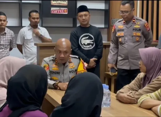 Kapolres Serang AKBP Condro Sasongko memberikan pembinaan kepada orang tua murid terkait peristiwa tawuran antar pelajar SMP. (Sumber: Dok. Humas Polres Serang)