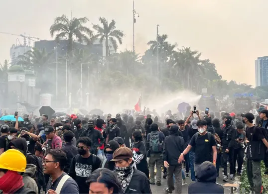 Massa buruh yang berunjuk rasa di depan Gedung DPR RI, Senayan, Jakarta Pusat, dipukul mundur, Kamis, 1 Mei 2025. (Sumber: Poskota/Ali Mansur)