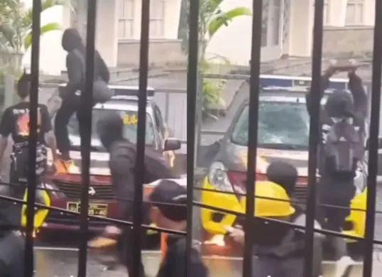 Mobil polisi dibakar massa saat aksi peringatan hari buruh internasional atau May Day di Bandung. (Sumber: Tangkap Layar Instagram/@jabodetabek24info)