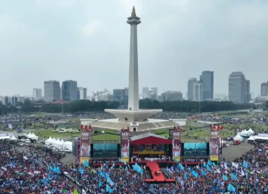 Tugu Monas tutup sementara 1 Mei 2025 untuk peringatan May Day. Cek jam operasional kawasan Monas dan rute alternatif antisipasi macet akibat aksi buruh. (Sumber: X/@TMCPoldaMetro)