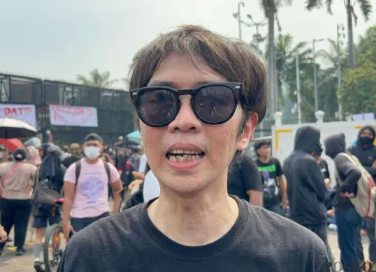 Vokalis band The Brandals, Eka Annash, berunjuk rasa di depan gedung DPR RI, Jakarta Pusat, Kamis, 1 Mei 2025. (Sumber: Poskota/Pandi Ramedhan)