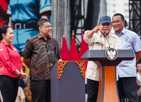 Presiden RI Prabowo Subianto berbicara di depan ribuan massa buruh, memadati kawasan Monumen Nasional (Monas), Jakarta, untuk memperingai Hari Buruh Internasional pada Kamis, 1 Mei 2025. (Sumber: Poskota/Bilal Nugraha Ginanjar)