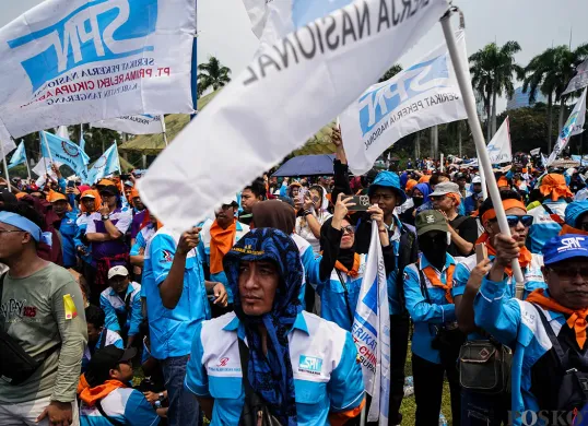 Ribuan massa buruh yang tergabung dari berbagai serikat kerja memadati kawasan Monumen Nasional (Monas), Jakarta, untuk memperingai Hari Buruh Internasional pada Kamis, 1 Mei 2025. (Sumber: Poskota/Bilal Nugraha Ginanjar)