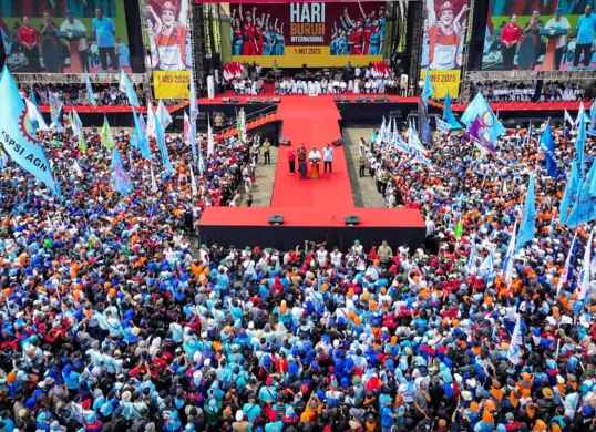 Presiden Indonesia Prabowo Subianto menghadiri acara peringatan Hari Buruh yang digelar di Monas, Jakarta, pada Kamis, 1 Mei 2025. (Sumber: setkab.go.id)