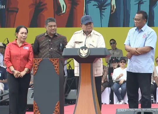 Presiden Prabowo Subianto menyampaikan pidato di hadapan buruh yang menggelar peringatan Hari Buruh 2025 di Monas, Jakarta, pada Kamis, 1 Mei 2025. (Sumber: YouTube/Sekretariat Presiden)