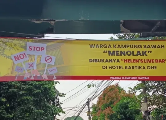 Spanduk penolakan tempat hiburan malam "Helen's Night Mart" dibuka di sebuah hotel di kawasan Srengseng Sawah, Jagakarsa, Jakarta Selatan. (Sumber: Poskota/Ali Mansur)