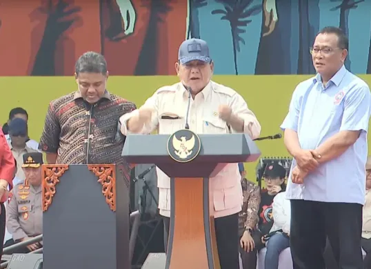 Presiden Prabowo Subianto menyampaikan pidato Hari Buruh 2025 di Lapangan Silang Monas, Jakarta, berjanji menghapus sistem outsourcing dan membentuk Dewan Kesejahteraan Buruh Nasional.