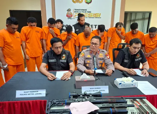 Kasie Humas Polres Metro Jakarta Selatan, Kompol Murodih (Tengah), dalam konferensi pers yang menghadirkan barang bukti senjata laras panjang senapan angin dan tersangka bentrok di kemang. (Sumber: Poskota/Angga Pahlevi)
