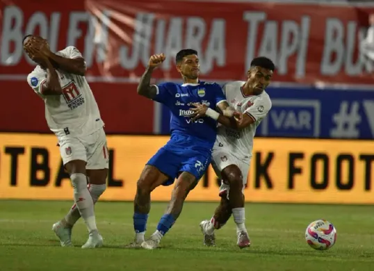 Penyerang Persib, Ciro Alves mendapat kartu merah dari wasit di pertandingan melawan Malut United. (Foto: persib.co.id)