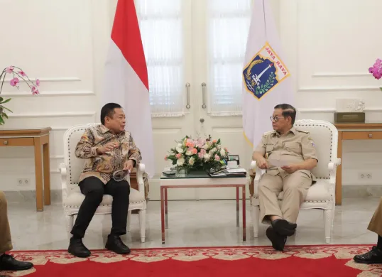 Direktur Utama Telkom Ririek Adriansyah (kiri) dan Gubernur Jakarta Pramono Anung saat audiensi untuk melaporkan secara langsung kesiapan penyelenggaraan acara Digiland pada Selasa, 29 April 2025.