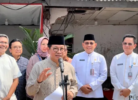 Gubernur Jakarta, Pramono Anung, usai meninjau perencanaan pembangunan pagar pembatas antara rumah penduduk dan rel kereta api di RT 11 RW 03 Cideng, Gambir, Jakarta Pusat, Jumat 2 Mei. (Sumber: Poskota/Pramono Anung)