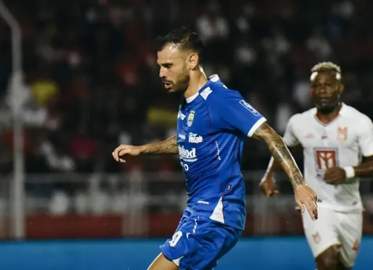 Persib Bandung harus menunda kepastian juara Liga 1 usai kalah dari Malut United. (Sumber: Instagram/@persib)