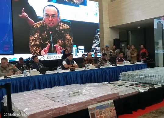 Ivan Yustiavandana, Ketua PPATK Bersama Polri akan terus berupaya memberantas judi online dalam konferensi pers di Mabes Polri, Jakarta, Jumat, 2 Mei 2025. (Sumber: Poskota/Nurpini Aulia)