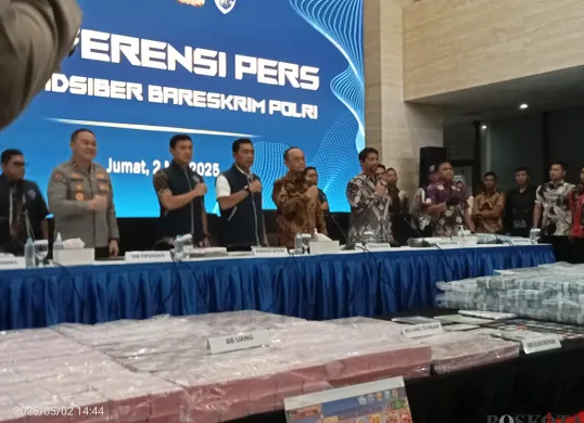 Kabareskrim Polri, Komjen Wahyu Widada menjelaskan salah satu alasan kenapa judi online bisa mewabah di Indonesia dalam konferensi pers pada Jumat, 2 Mei 2025. (Sumber: Poskota/Nurpini Aulia)