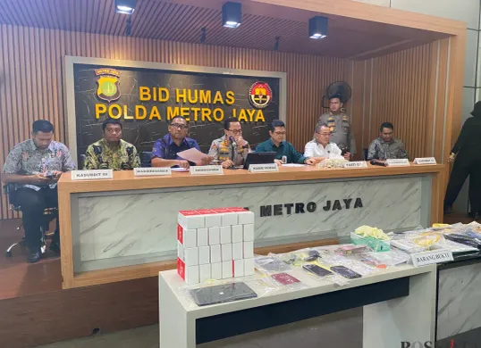 Polda Metro Jaya dan Satgas Pasti gelar konferensi pers terkait kasus investasi bodong Rp18,3 miliar di Mapolda Metro Jaya, Jumat, 2 Mei 2025. (Sumber: Poskota/Primayanti Manulu)
