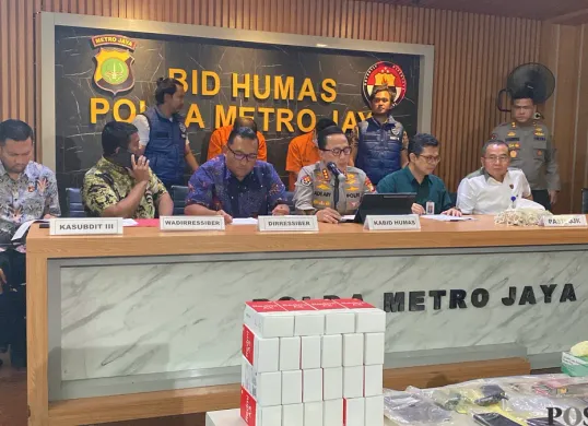 Kabid Humas Polda Metro Jaya, Kombes pol Ade Ary Syam Indradi (tengah) meyampaikan pemaparannya saat gelar perkara pencucian uang di Mako Polda Metro Jaya, Jumat, 2 Mei 2025. (Sumber: Poskota/Primayanti Juli Kumala Manalu)