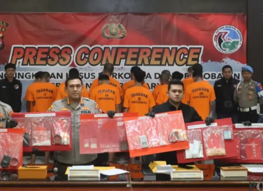 Kapolresta Serang Kota Kombes Yudha Satria didampingi Kastresnarkoba dan Kasihumas menunjukkan barang bukti narkoba dalam konferensi pers. (Sumber: Poskota/Rahmat Haryono)
