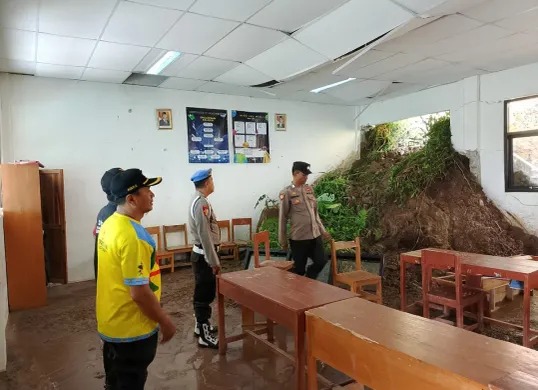 Personel Polsek Lebakgedong, Kabupaten Lebak, meninjau lokasi bencana longsor di SMPN 3 Satap Lebakgedong. (Sumber: Dok. Warga)