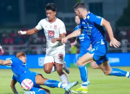 Persib Bandung harus menunda perayaan gelar juara Liga 1 2024/2025 setelah kalah 0-1 dari Malut United. (Sumber: Instagram/@malutunitedfc)