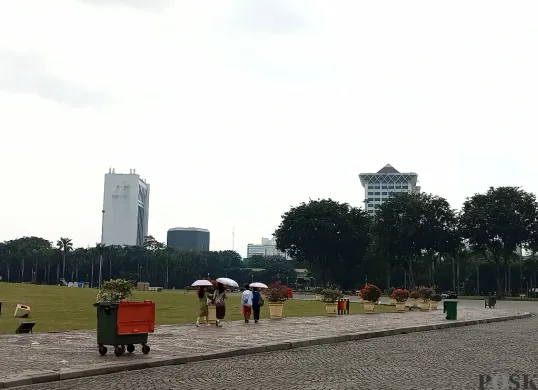 Sejumlah warga kembali memadati kawasan Monas sehari setelah acara May Day, Jumat, 2 Mei 2025. (Sumber: Poskota/Nurpini Aulia Rapika)