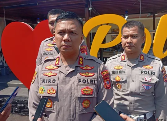 Kapolres Cimahi AKBP Niko Nurullah Adi Putra, berikan penjelasan kepada wartawan di Mapolres Cimahi, Jalan Amir Machmud, Jumat, 2 Mei 2025. (Sumber: Poskota/Gatot Poedji Utomo)