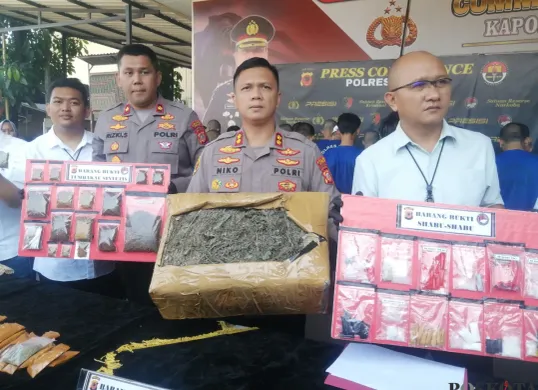 Kapolres Cimahi AKBP Niko Nurallah Adi Putra (tengah), menunjukan barang bukti ungkap kasus narkoba selama bulan April 2025, di Mapolres Cimahi, Jumat 2 April 2025. (Sumber: Poskota/Gatot Poedji Utomo)