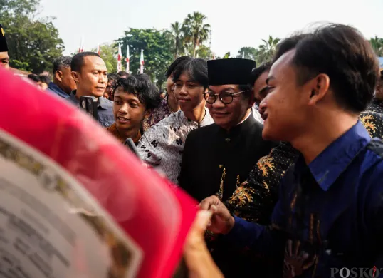 Gubernur Jakarta Pramono Anung membagikan ijazah untuk 117 siswa, Jumat, 2 Mei 2025. Saat ini, total sebanyak 488 siswa telah menerima ijazah dari program pemutihan yang bernilai Rp 1,6 Miliar. (Sumber: Poskota/Bilal Nugraha Ginanjar)
