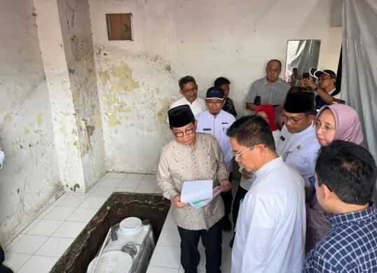 Gubernur Jakarta Pramono Anung saat tinjau pemasangan tangki Septic Biopal Tipe 3A di Cideng, Jakarta Pusat, Jumat 2 Mei 2025. (Sumber: Poskota/Pandi Ramedhan)