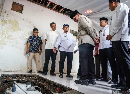 Gubernur DKI Jakarta Pramono Anung berbincang dengan warga saat meninjau permukiman padat penduduk di kawasan Cideng, Jakarta, Jumat, 2 Mei 2025. (Sumber: Poskota/Bilal Nugraha Ginanjar)
