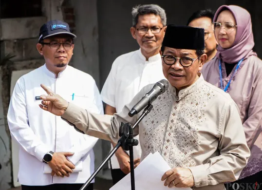 Gubernur Jakarta Pramono Anung berbincang dengan warga di permukiman padat penduduk  kawasan Cideng, Jakarta, Jumat, 2 Mei 2025. (Sumber: Poskota/Bilal Nugraha Ginanjar)