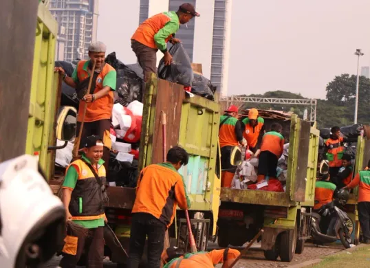 DLH DKI Jakarta Kerahkan Para Petugas untuk membersihkan seluruh area Monas pada acara May Day, Kamis 1 Mei 2025, Pukul 15:00 WIB. (Sumber: DLH Jakarta)