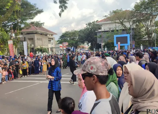 Ribuan masyarakat Lebak menyambut kedatangan warga adat Baduy dalam Seba ke Pendopo Bupati, Jumat, 2 Mei 2025. (Sumber: Poskota/Samsul Fatoni)
