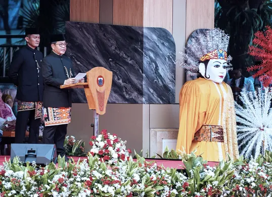 Pramono Bagikan Ratusan Ijazah yang Tertahan