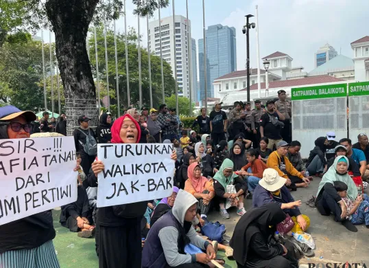 Ratusan warga Kampung Kebon Sayur, Kapuk, Cengkareng, Jakarta Barat, kembali berunjuk rasa di depan Balai Kota, Jakarta Pusat, Jumat 2 Mei 2025. (Sumber: Poskota/Pandi Ramedhan)