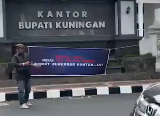 Sejumlah jurnalis Kuningan melakukan aksi protes terhadap Gubernur Jawa Barat Dedi Mulyadi. (Sumber: Capture Instagram @Kuninganoke19)