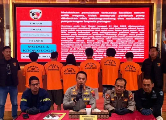 Polrestabes Semarang menetapkan enam orang sebagai tersangka dalam aksi kerusuhan dan perusakan yang terjadi selama demonstrasi May Day, pada 1 Mei 2025, di Jalan Pahlawan, depan kantor Gubernur Jawa Tengah. (Sumber: Dok Polrestabes Semarang)