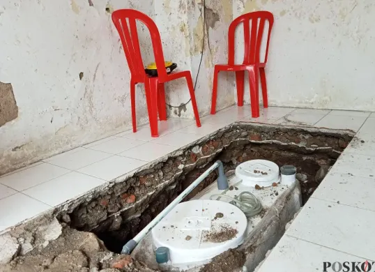 Keadaan septic tank di rumah warga di Kali Cideng. (Sumber: Poskota/Nurpini Aulia Rapika)