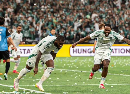 Franck Kessie merayakan gol kedua Al Ahli Saudi ke gawang Kawasaki Frontale yang memastikan gelar juara AFC Champions League Elite 2024-25. (Sumber: Instagram @alahliclub.sa)