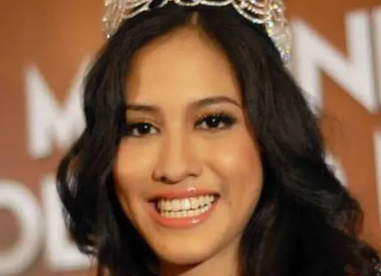 Potret Miss Indonesia 2010, Asyifa Syafningdyah Putriambami yang diperiksa Kejagung atas dugaan kasus korupsi Pertamina. (Sumber: X/@amandasah__)