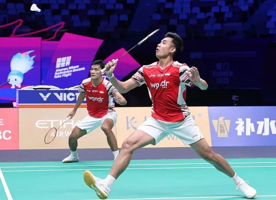 Ganda putra Indonesia, Bagas Maulana/Muhammad Shohibul Fikri tampil impresif di semifinal Sudirman Cup 2025, namun kemenangan mereka tak cukup menolong pasukan Garuda lolos ke final. (Sumber: Instagram @badminton.ina)