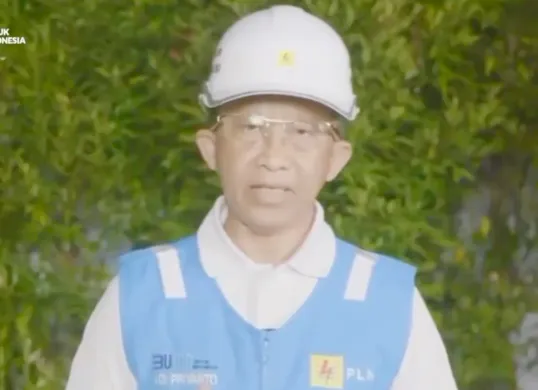 Potret Direktur Distribusi PLN, Adi Priyanto yang menjelaskan terjadinya peristiwa pemadaman listrik atau blackout di Bali. (Sumber: X/@plnuidbali)