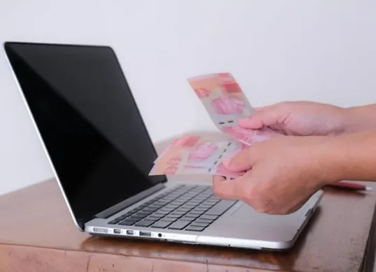 Seiring meningkatnya kebutuhan masyarakat terhadap akses keuangan yang cepat dan mudah, pinjaman online (pinjol) dengan bunga rendah dan proses pencairan cepat menjadi alternatif yang banyak dicari. (Sumber: Freepik)
