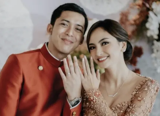 Valerie Tifanka dan Iptu Mochammad Andhika dalam balutan busana pengantin adat Jawa saat momen sakral ijab kabul, 3 Mei 2025. (Sumber: Instagram/@mochammadhika)