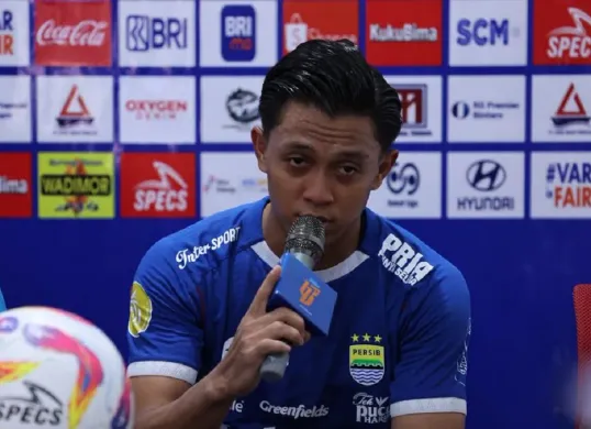 Febri Hariyadi luapkan kekecewaan setelah Persib menelan kekalahan dari Malut United, di pertandingan pekan 31 Liga 1 2024-25. (Foto: persib.co.id)