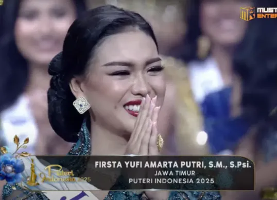 Firsta Yufi Amarta, sarjana psikologi asal Banyuwangi, resmi dinobatkan sebagai Puteri Indonesia 2025. Simak profil, prestasi, dan misi pemberdayaan perempuannya! (Sumber: YouTube/Official Puteri Indonesia)